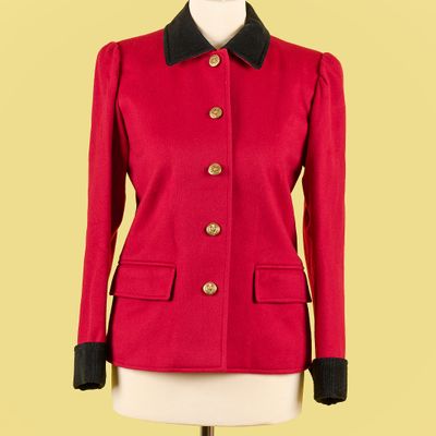 une photo d'une veste rouge pour femme sur un mannequin