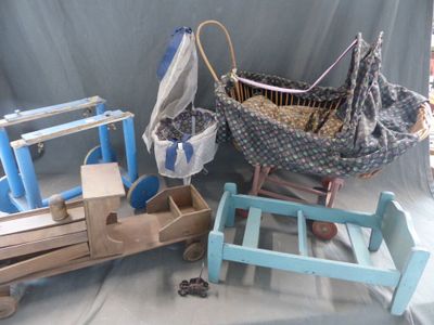 un lit de bébé à côté d'une petite voiture et d'un petit avion