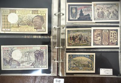de nombreux types de timbres exposés dans une vitrine