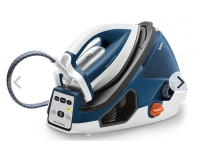 gros plan d'un fer à vapeur bleu et blanc sur une surface blanche