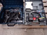 une boîte à outils contenant des outils, posée sur une palette