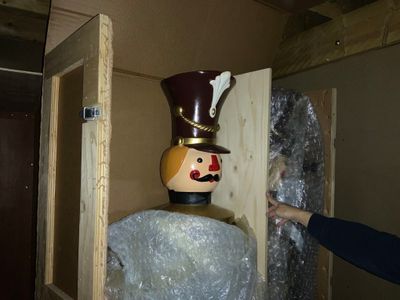 un homme qui se tient à côté d'un casse-noisettes