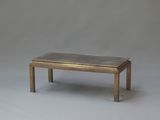 une table basse avec un plateau en marbre sur fond gris