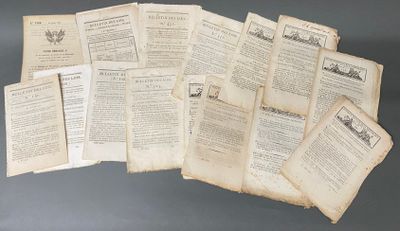 une image montrant une pile de vieux papiers posée sur une table