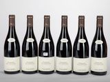 six bouteilles de vin alignées sur une table