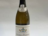 une bouteille de vin posée sur une table