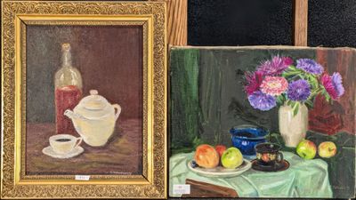 tableau représentant une nature morte composée d'un vase de fleurs, d'un vase de pommes et d'un vase de fleurs posés sur une table