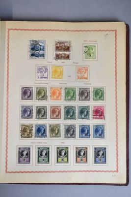 un livre avec beaucoup de timbres