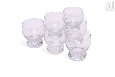 six verres posés les uns à côté des autres sur une surface blanche