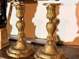 trois bougies posées sur une table