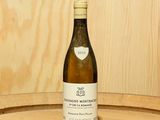 une bouteille de vin posée sur un tonneau