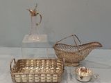 deux paniers et un vase en verre posés sur une table