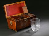 un verre et une boîte en bois contenant un verre