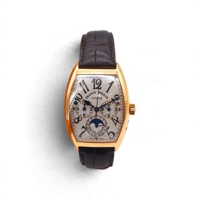un gros plan d'une montre sur une surface blanche avec un fond blanc