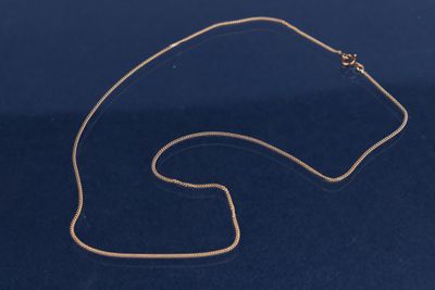 un collier plaqué or sur fond bleu