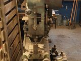 une machine qui se trouve à l'intérieur d'un bâtiment