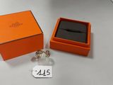une boîte orange contenant une bague, posée sur une table