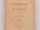 un vieux livre posé sur une table recouverte de papier