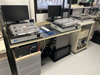 un bureau sur lequel se trouvent de nombreux appareils électroniques