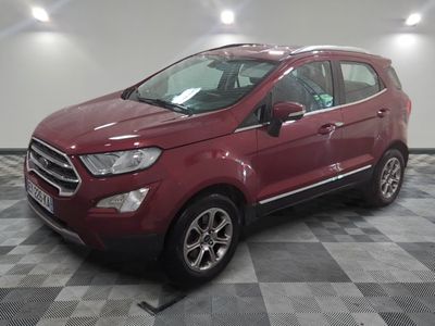 Une Ford Eco-Pace rouge est garée sur un sol à damier