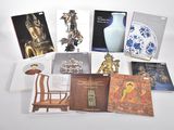 un grand nombre de livres posés sur une table