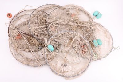 un tas de filets de pêche posé sur une surface blanche