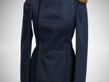 un manteau militaire bleu à col rouge et or