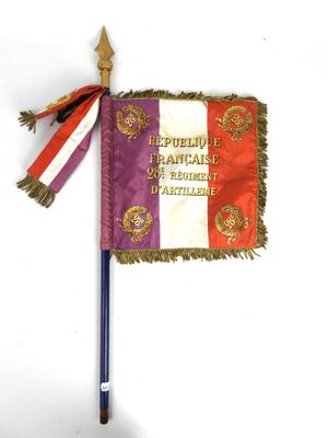 Petit drapeau tricolore attribué au 28e régiment d'Artilleri…