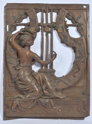 une image représentant une sculpture d'une femme jouant de la harpe