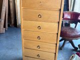 une grande commode en bois au milieu d'une pièce