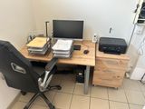 un bureau sur lequel se trouvent un ordinateur et une imprimante