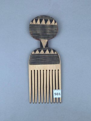 une image représentant un peigne en bois orné d'un motif en noir et blanc