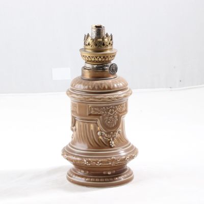 Lampe à pétrole en faïence émaillée à décor de style Louis X…