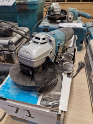 une machine posée sur une table dans une pièce
