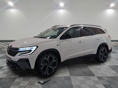 le 4x4 blanc est garé sur un carrelage à carreaux
