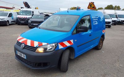 une camionnette bleue garée dans un parking