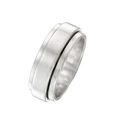 gros plan d'une bague en argent sur fond blanc
