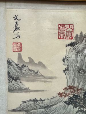 une photo d'un tableau accroché au mur, avec une montagne en arrière-plan