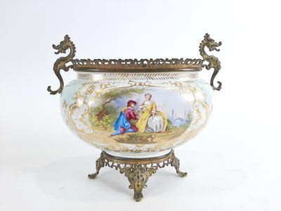 un grand vase décoré d'une peinture, posé sur un socle