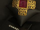 broche Chanel en or ornée d'une pierre rouge
