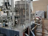 une machine qui se trouve à l'intérieur d'un bâtiment