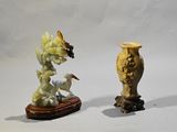deux figurines d'oiseaux et un vase posés sur une table