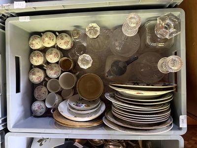 beaucoup d'assiettes et de tasses dans un réfrigérateur où il y en a déjà beaucoup