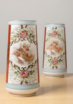 Paire de vases en opaline à décor d'angelots et de fleurs.