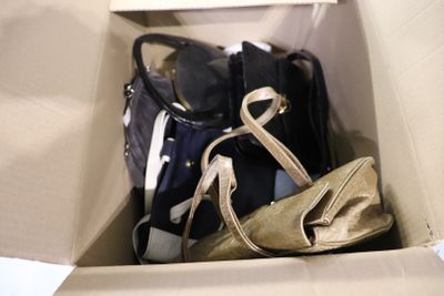 une boîte en carton contenant une paire de chaussures et un sac à main