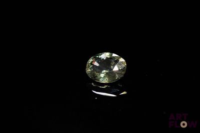 gros plan d'un diamant vert sur une surface noire