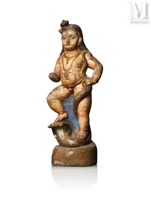 une image représentant la statue d'un homme assis sur un rocher