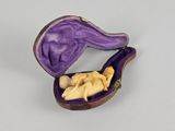 une petite boîte violette contenant une poupée