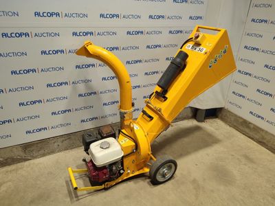 une machine jaune est garée devant un mur
