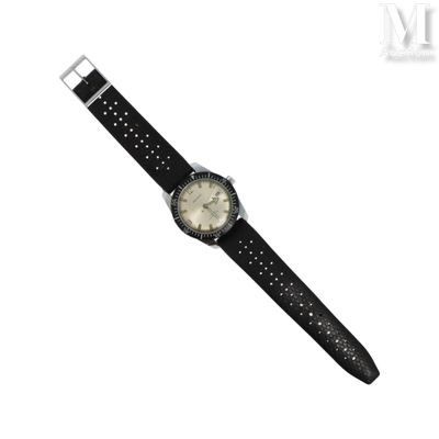 une image représentant une montre noire avec un cadran blanc et un bracelet noir